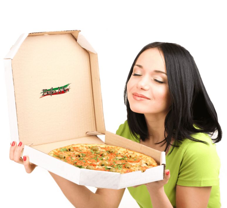 Eine Frau hält eine Pizza in einem Pizzakarton