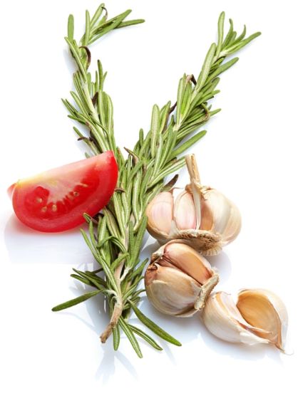 Freigestellter Thymianzweig mit Tomate und Knoblauch